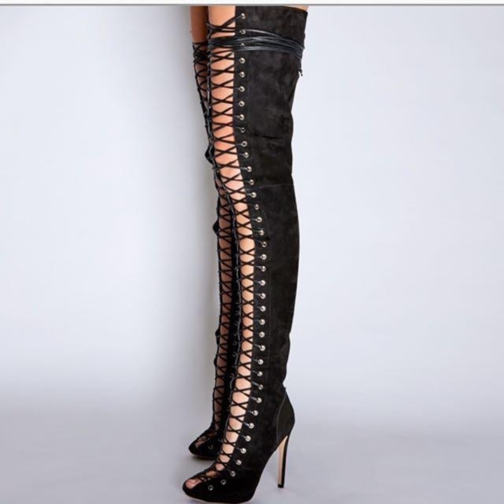 ❣︎ ISO ❣︎ Tony Blanco ARIETTE Lace Up Boots size 6